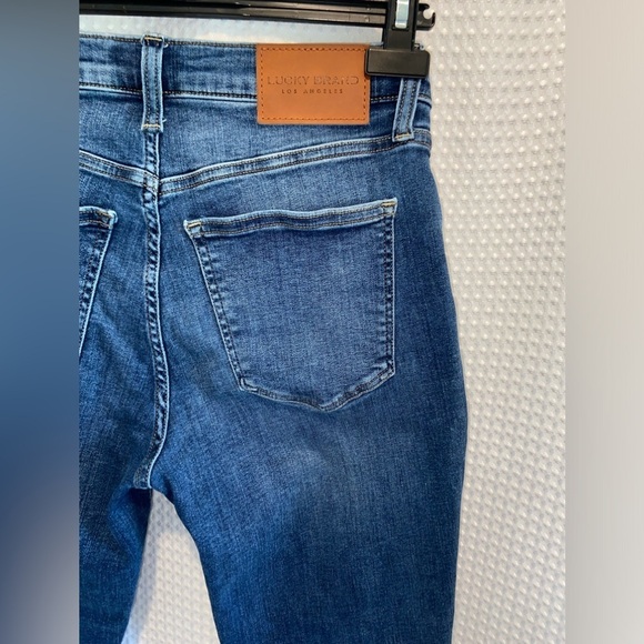 Women’s LUCKY BRAND medium wash mid rise crop Ava distressed jeans size 28/6 - Picture 12 of 16